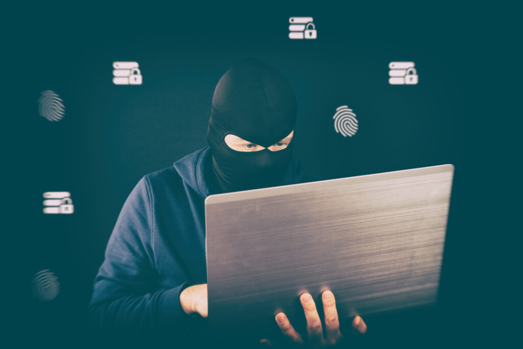 hombre que lleva una máscara negra con ordenador, fraude por correo electrónico, protege su negocio