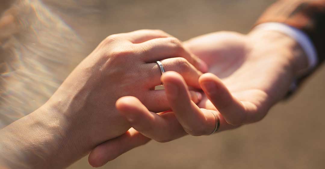 la mano de la novia en la mano del novio, matrimonio, contratos matrimoniales, cómo crear un acuerdo prenupcial con un prometido extranjero