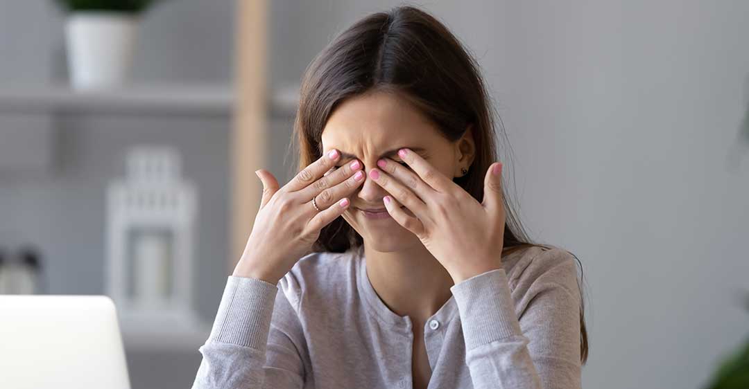 mujer frotándose los ojos, dolor de cabeza, problema, obstáculos, complicaciones testamentarias comunes en Florida