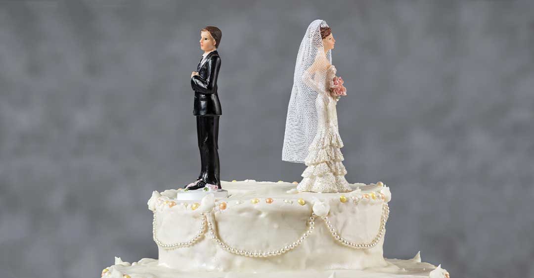 novios en la tarta de boda de espaldas, Las consecuencias del divorcio en su plan patrimonial