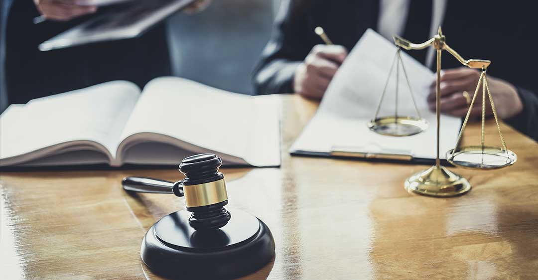 libros, documentos, balanza y mazo sobre la mesa, proceso de litigio civil explicado