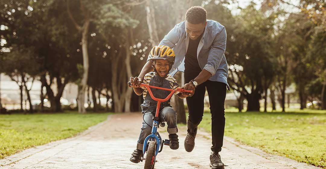 padre que empuja a su hijo en bicicleta, impacto de las obligaciones de manutención de los hijos en un segundo matrimonio