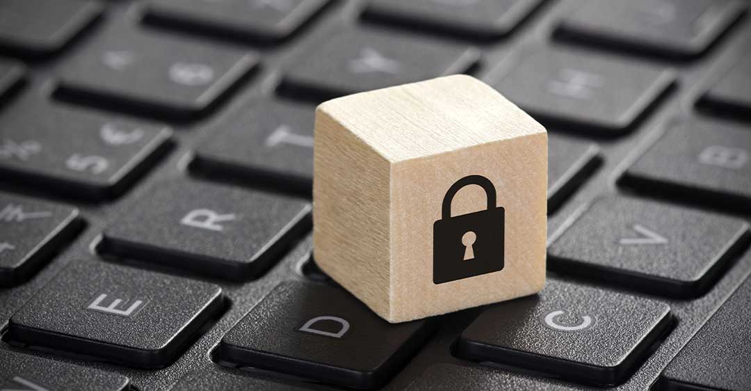 cubo de madera con el icono de un candado sentado en el teclado, legislación de la Ley de Privacidad del Consumidor de Florida