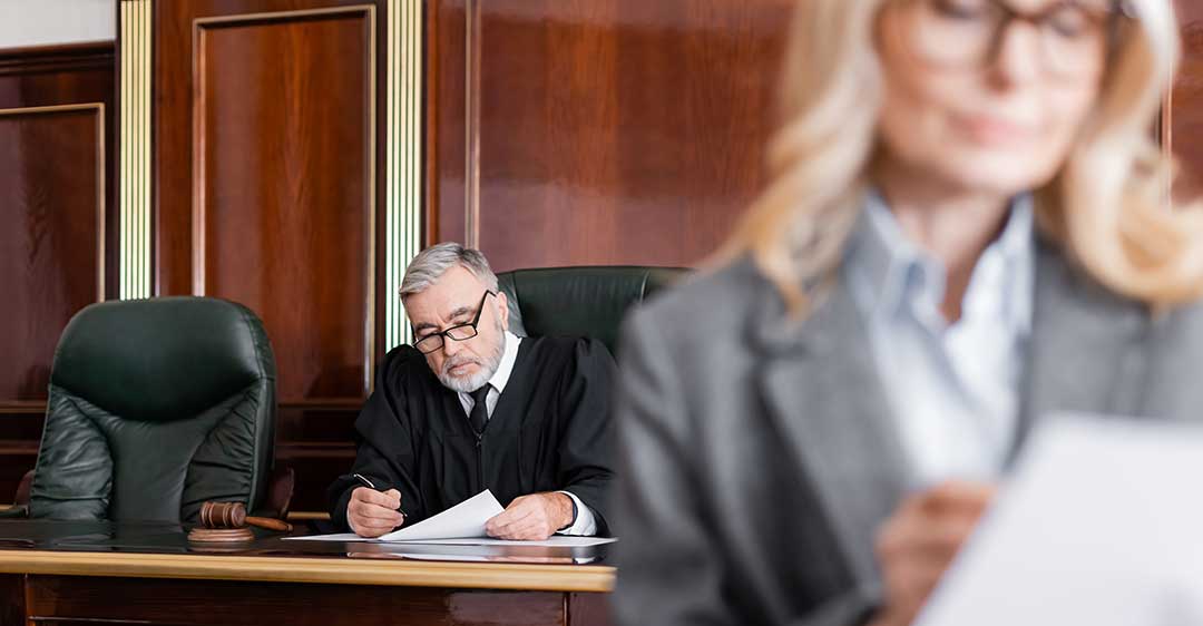 juez leyendo documentos con abogado en primer plano, ¿qué es un litigio civil?,