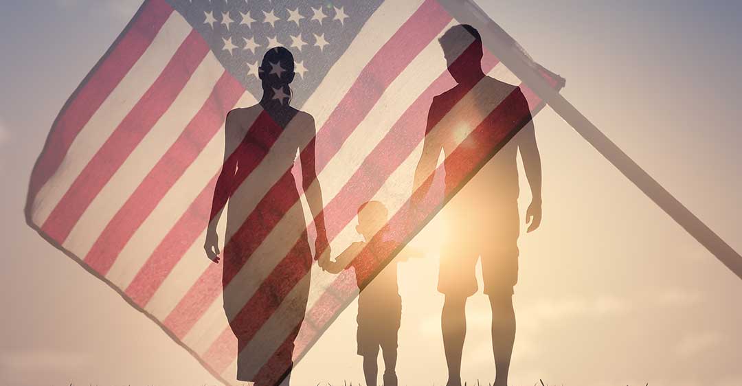Familia patriótica caminando juntos en el fondo de la bandera americana, la inmigración patrocinada por la familia