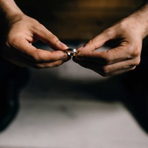 hombre sosteniendo el anillo de bodas, abogados de divorcio en florida
