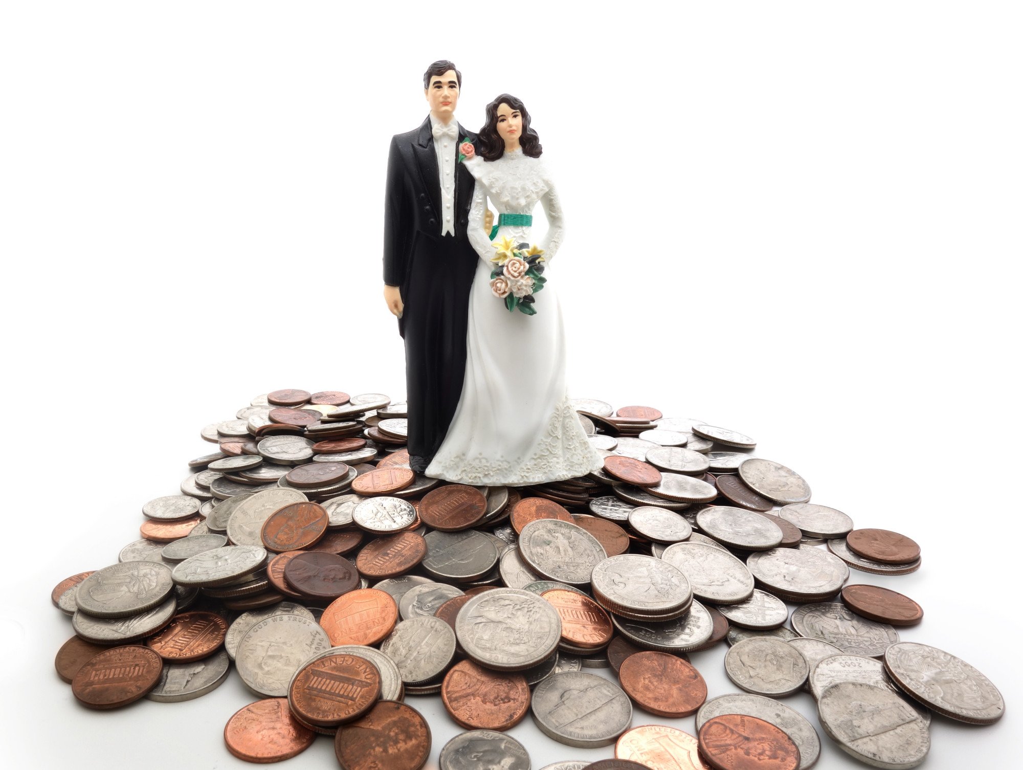 modelo de novia y novio encima de monedas estadounidenses, matrimonio internacional, acuerdo prenupcial