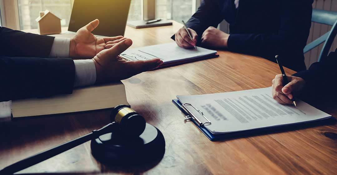 Hombres de negocios alrededor de la mesa con el mazo, disputa, Litigios civiles Estados Unidos Florida,