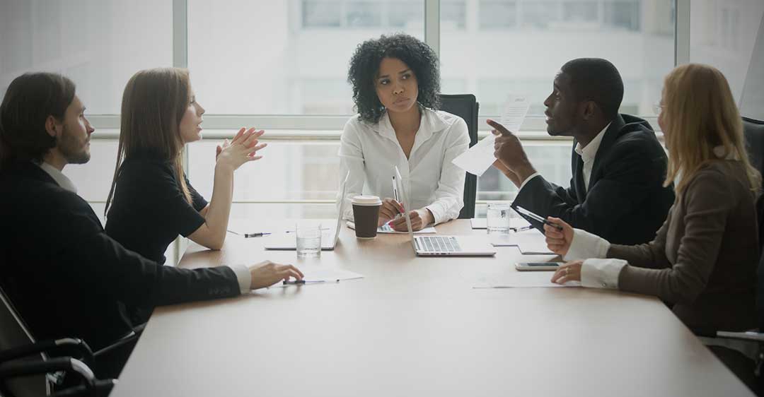 hombres y mujeres de negocios sentados en la sala de juntas, desacuerdo, demanda de acción derivativa de los accionistas,