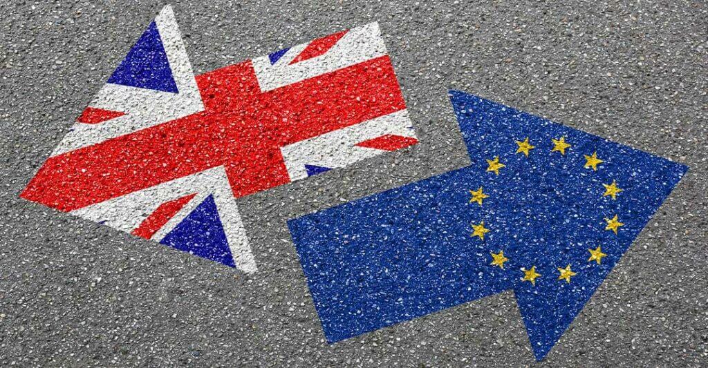 flecha de la bandera del Reino Unido apuntando en dirección opuesta a la flecha de la bandera de la Unión Europea, impacto de brexit en la flroida