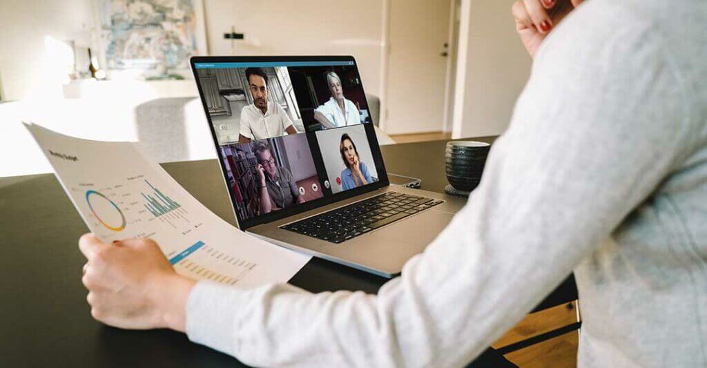 mujer en una videoconferencia en un portátil mirando un informe, trabajando desde las leyes del hogar, leyes de trabajo desde casa