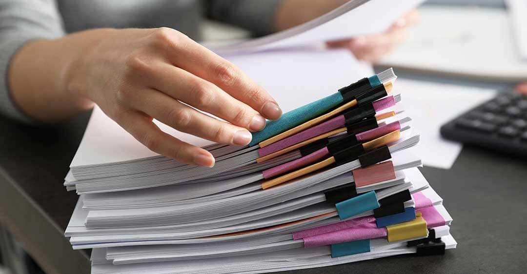 la mano de una mujer sobre una pila de documentos, preservar las pruebas, preservar las pruebas,