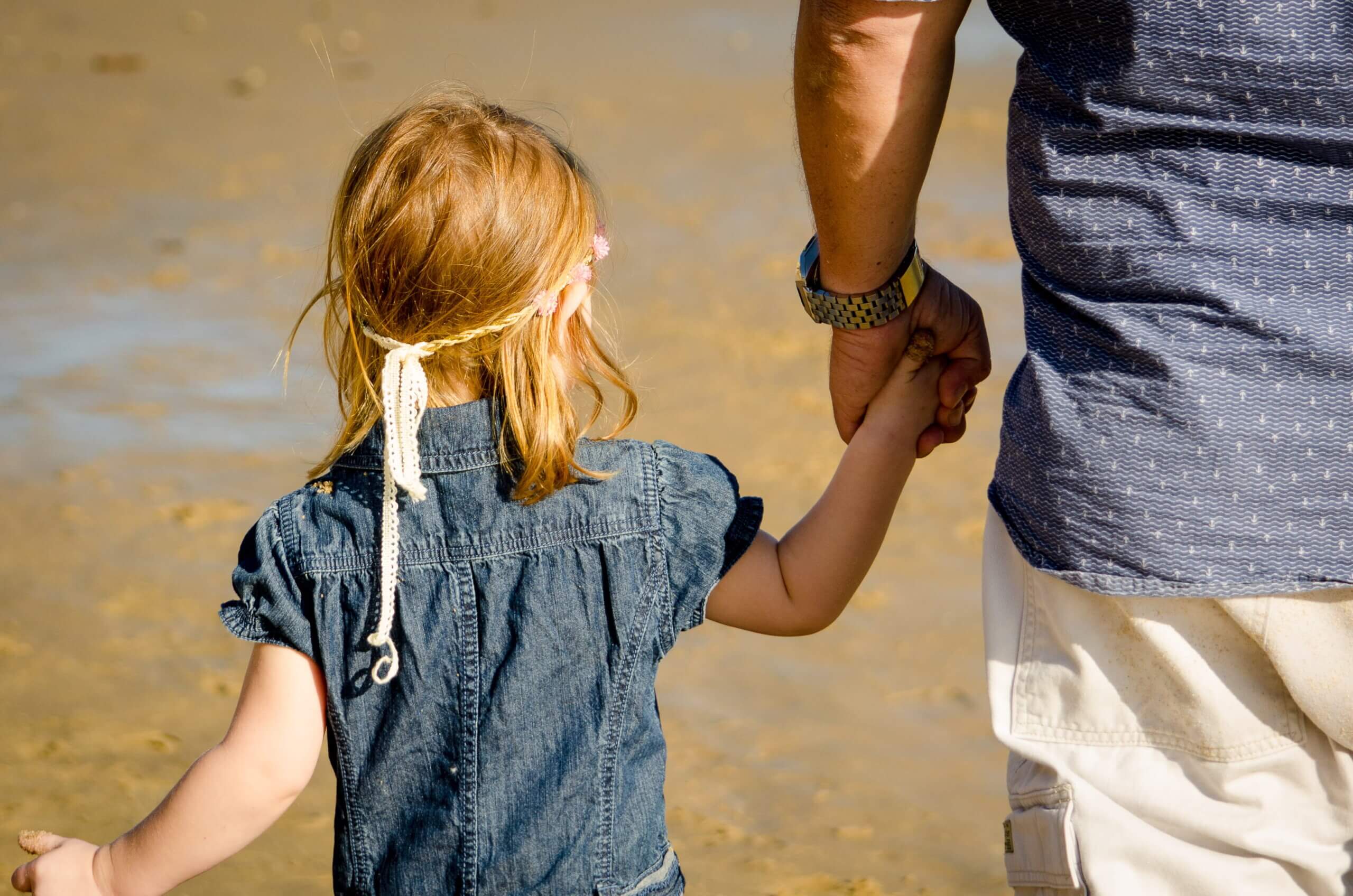 papa tomando de la mano a su hija
