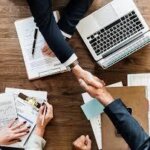 Imagen relacionada con la elección de una estructura empresarial en Florida, formación de empresas, LLC, corporaciones y planificación legal para nuevos negocios.