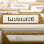 Imagen de una carpeta de licencias relacionada con licencias comerciales, permisos para startups, cumplimiento regulatorio y requisitos legales para nuevos negocios.