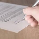 Imagen relacionada con contrato de franquicia, revisión legal de documentos, obligaciones del franquiciado, derechos del franquiciador y asesoría legal para emprendedores antes de firmar.